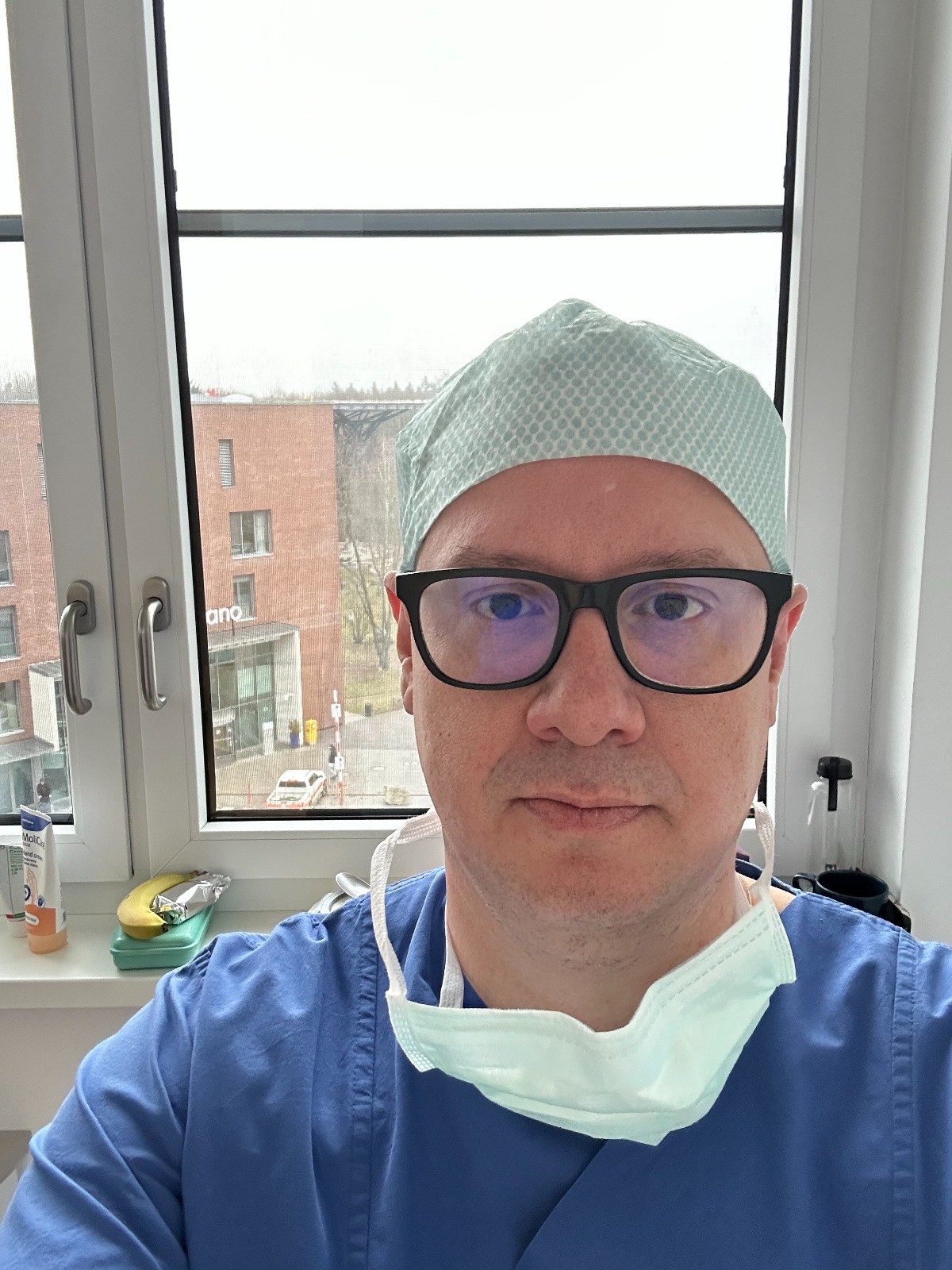 Dr. Flávio Senefonte paramentado durante treinamento na Alemanha